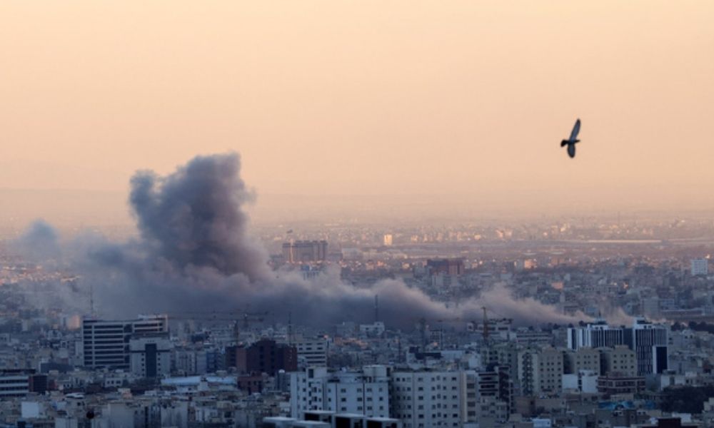 Irã ameaça atacar ‘centros econômicos’ do Oriente Médio em resposta aos bombardeios