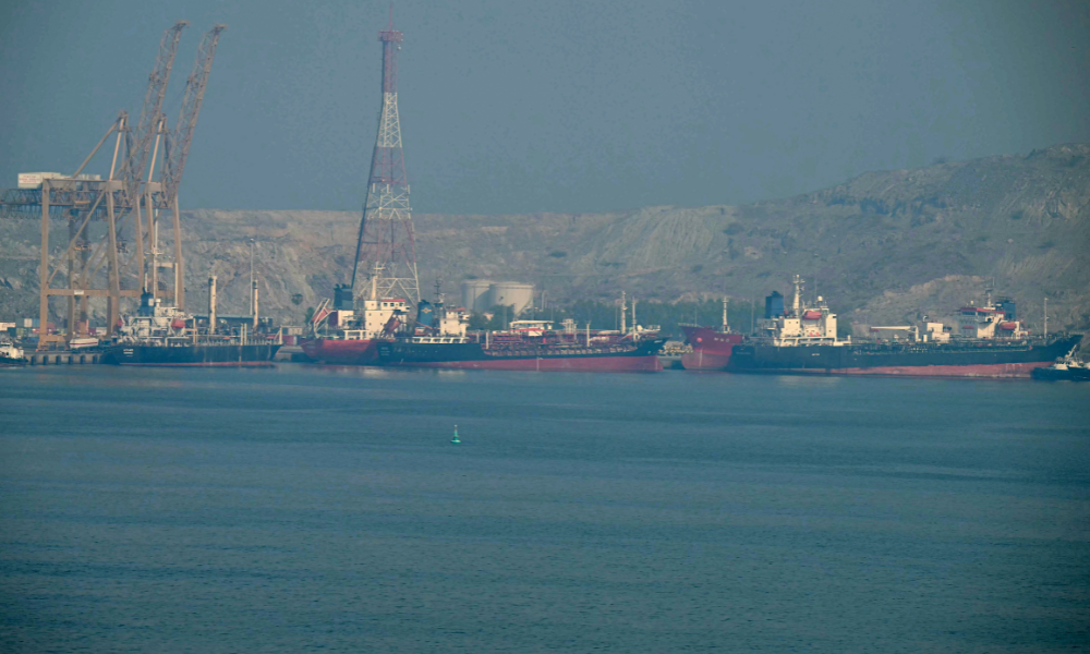 Irã anuncia apreensão de navios que tentavam atravessar o Estreito de Ormuz