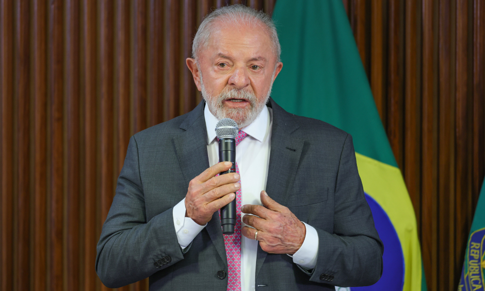 Lula diz que governo vai ‘trabalhar muito’ na regulação de big techs