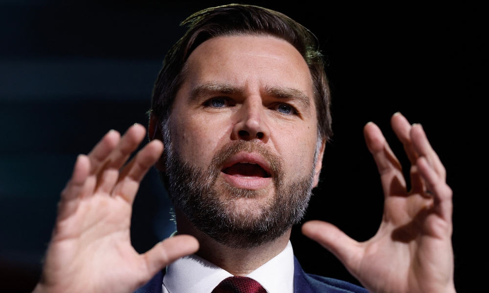 ‘Papa Leão XIV deveria ter cuidado ao falar de teologia’, diz vice dos EUA