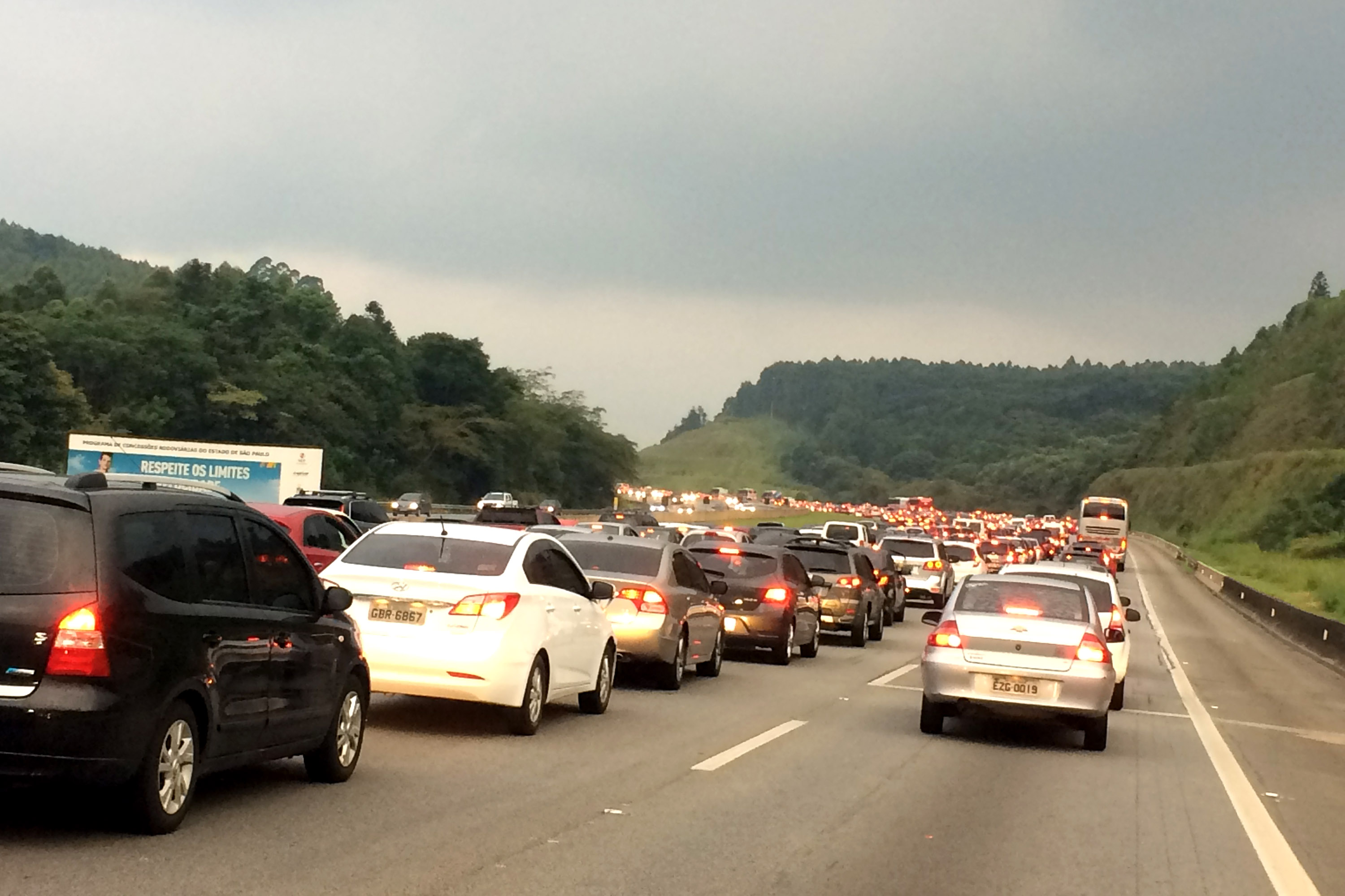 Capotamento na rodovia Bandeirantes deixa ferido grave