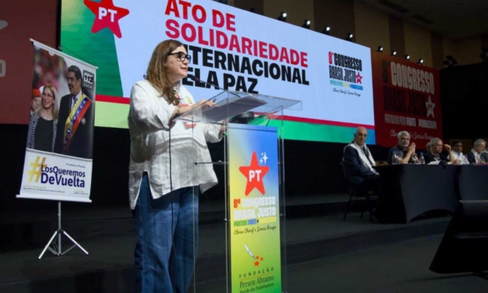 Congresso do PT exibe banner pedindo volta de Maduro para Venezuela 