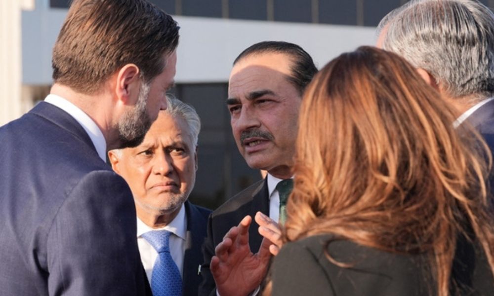 EUA e Irã desembarcam no Paquistão sob incerteza de nova rodada de negociações e ameaças em Ormuz 