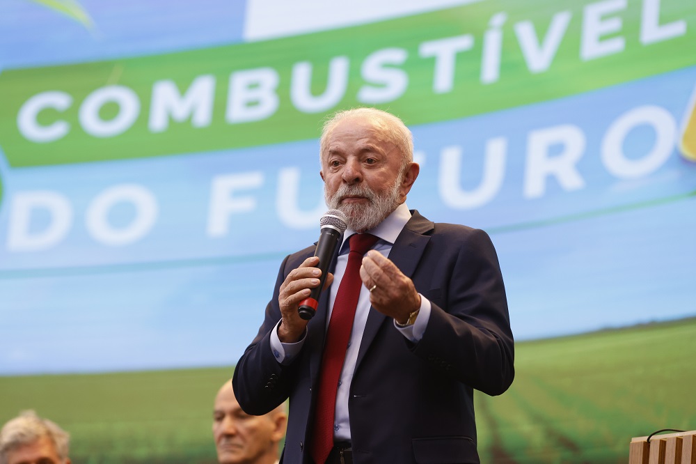 Lula confirma que mistura de etanol na gasolina vai aumentar de 30% para 32% 