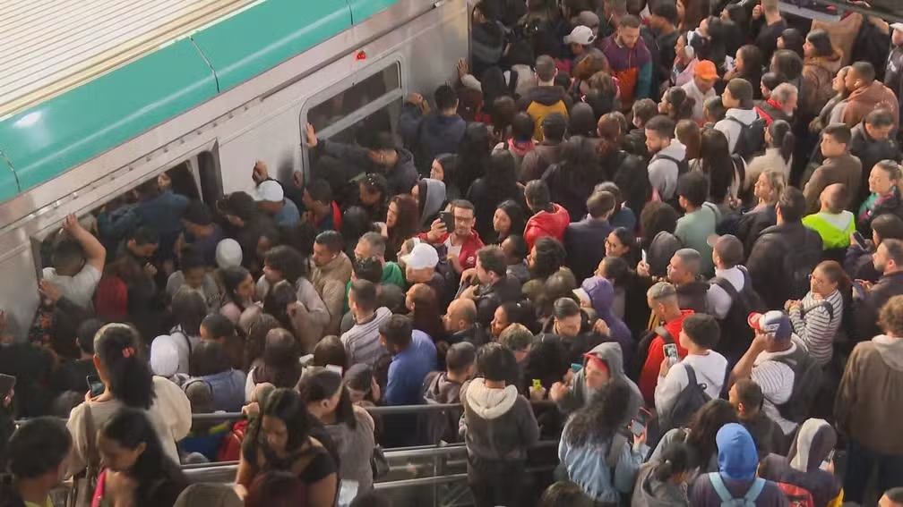 Falha provoca transtorno para passageiros na Linha 9–Esmeralda, em São Paulo 
