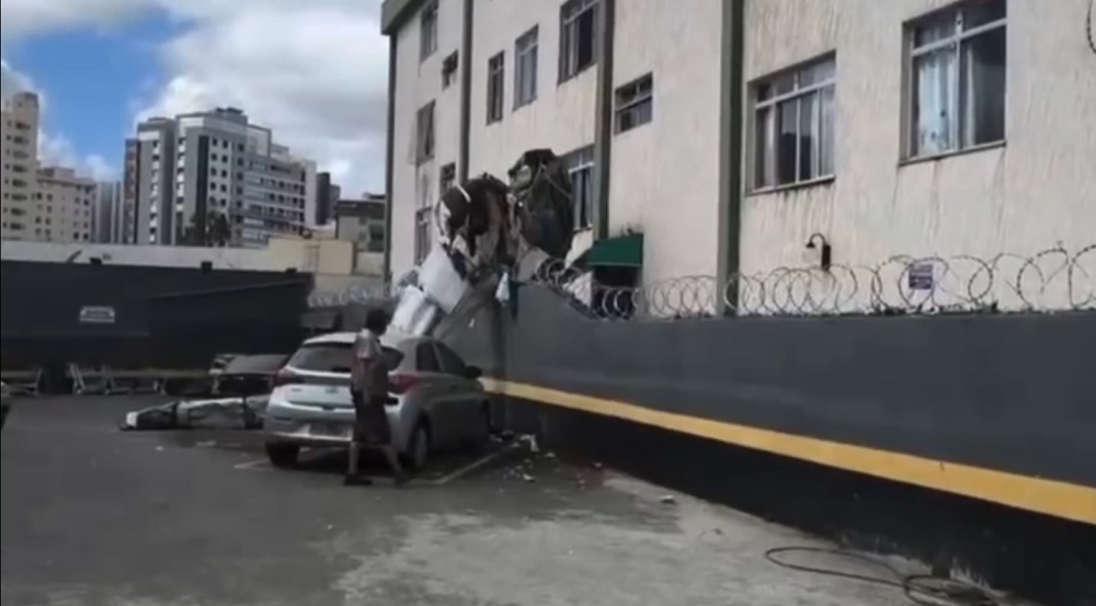 Avião de pequeno porte colide com prédio em BH; pelo menos duas pessoas morreram