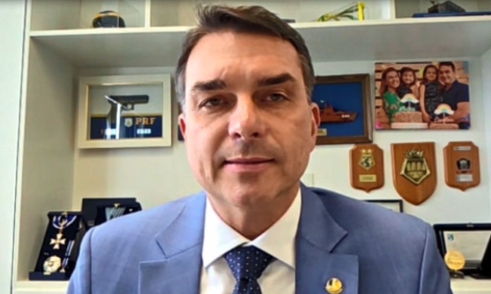 No 1º de Maio, Flávio faz pronunciamento com críticas a Lula: ‘Se diz pai dos pobres’ 