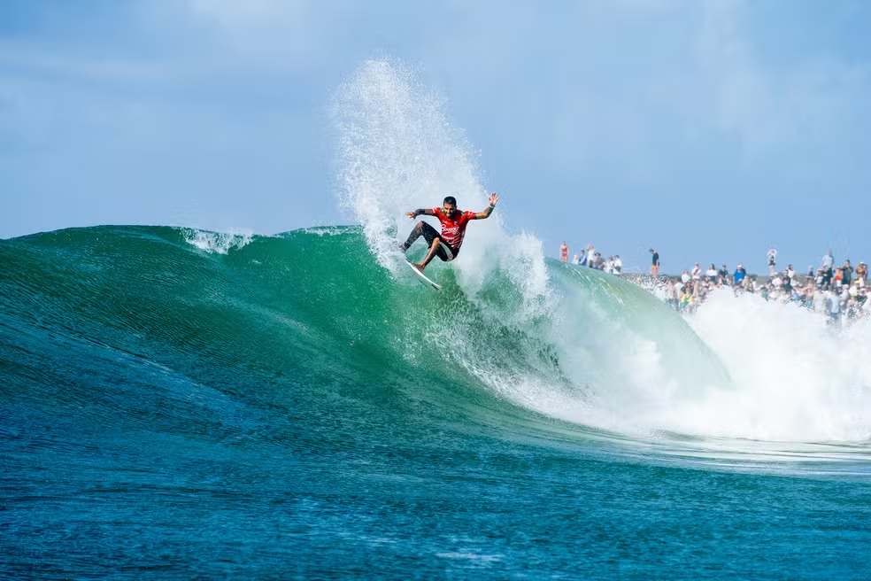 Filipe Toledo faz bateria impecável e elimina Gabriel Medina em Gold Coast 
