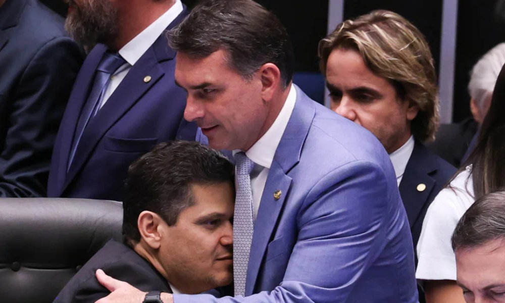 Grupo de Flávio Bolsonaro articula apoio de Alcolumbre na sucessão do governo do RJ 