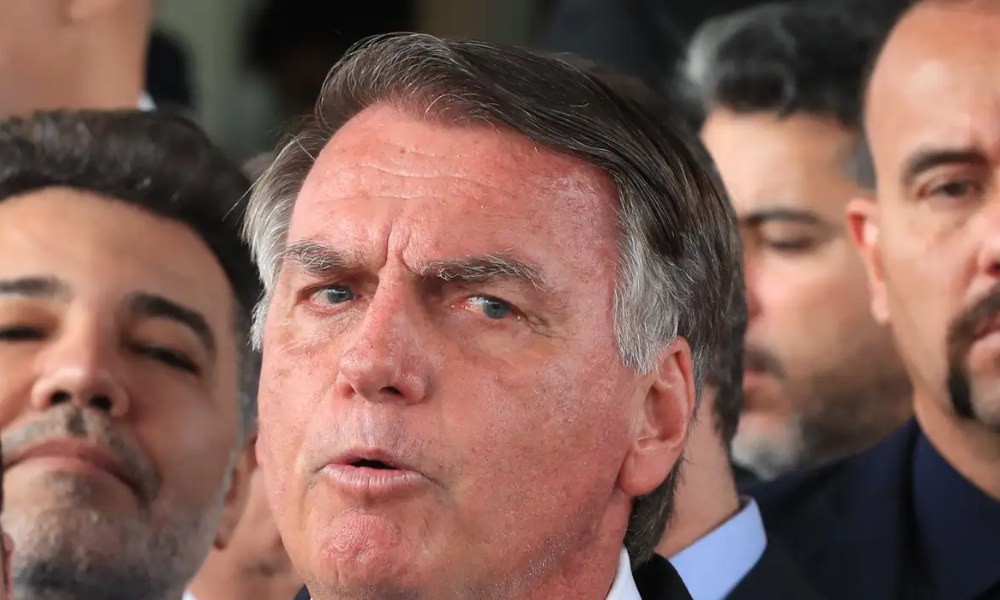 Bolsonaro continua internado após cirurgia no ombro em Brasília 
