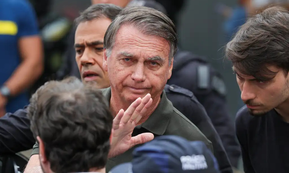 Bolsonaro apresenta boa evolução clínica após cirurgia no ombro, diz boletim 