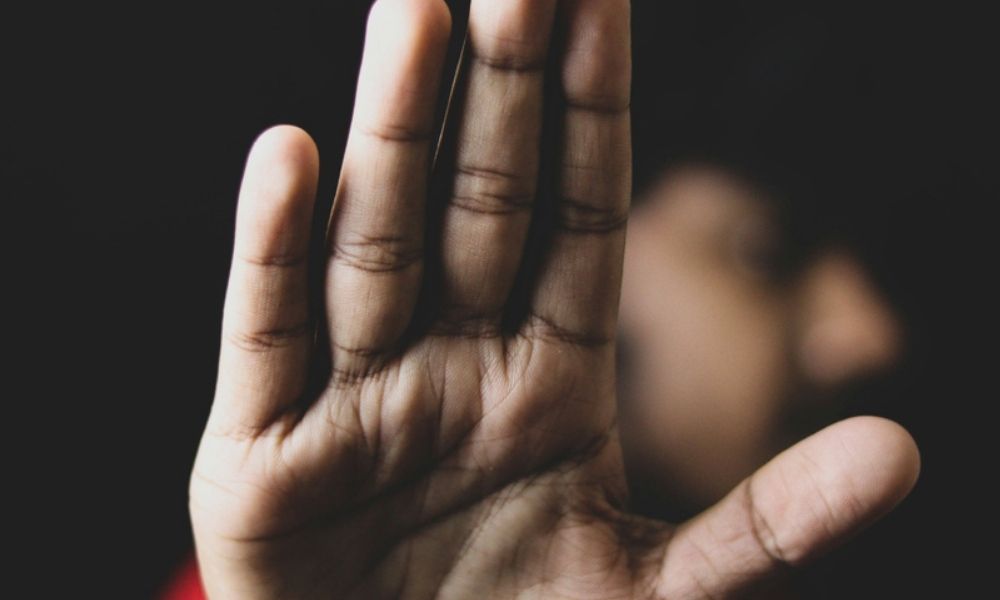 Pai é preso por suspeita de estuprar filha de 12 anos com ajuda do ajuda do filho adolescente