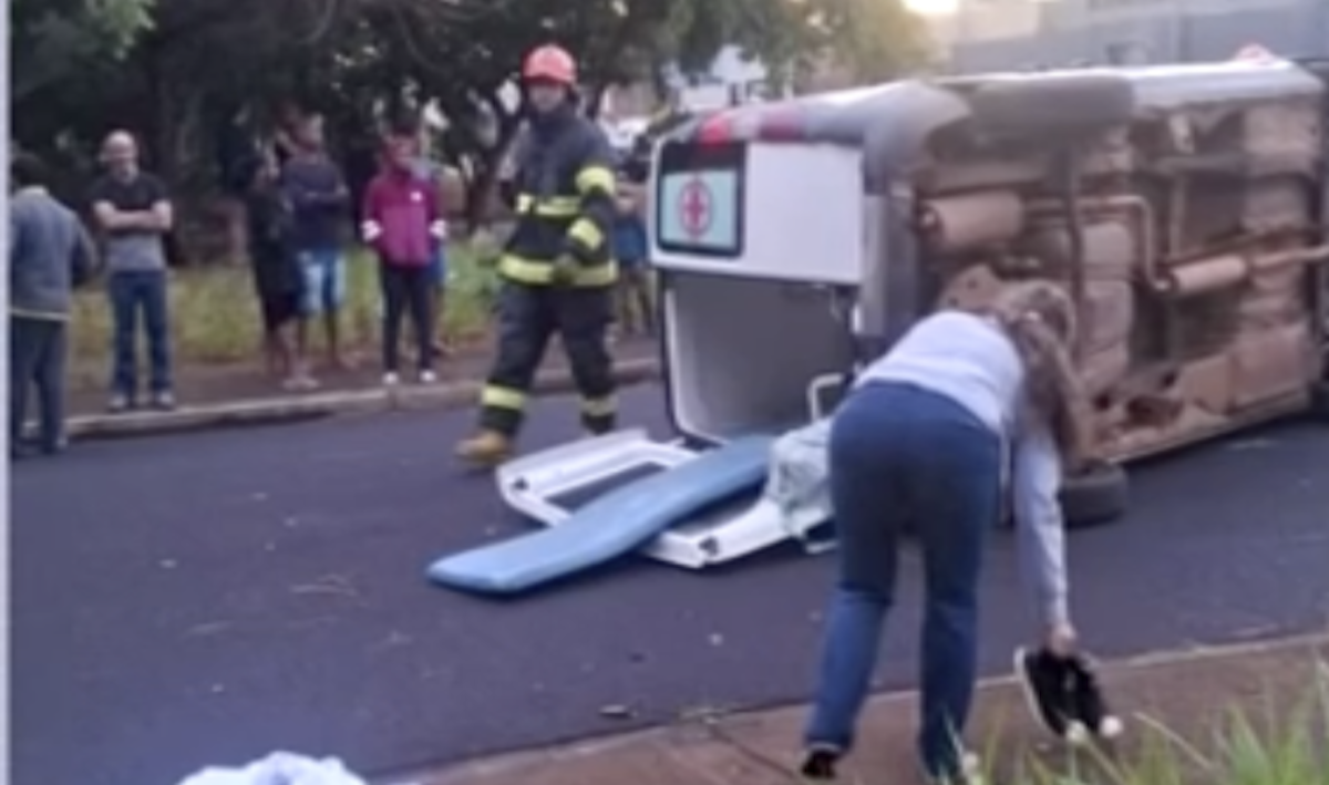 Acidente entre ambulância e carro deixa bebê morto e mãe ferida em SP