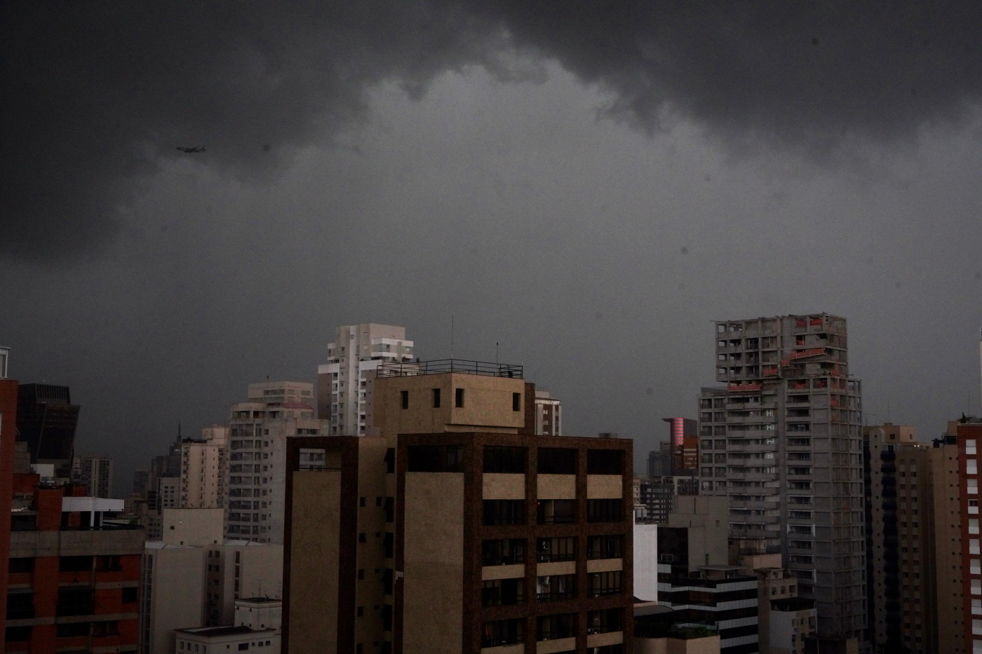 SP deve registrar queda de temperatura com chuva forte neste domingo 