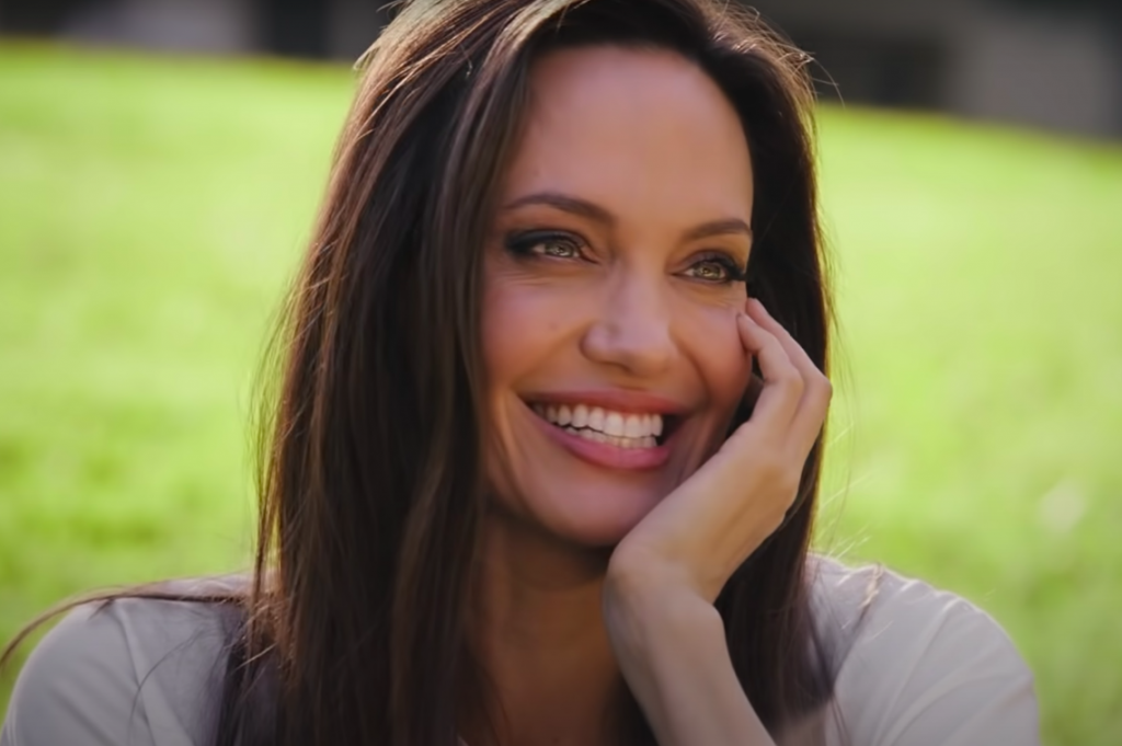 Angelina Jolie entra na Justiça para dar fim à parceria comercial com Brad Pitt