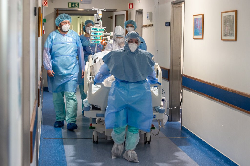 Profissionais da saúde relatam experiência com piora da pandemia: ‘Voltando ao caos’
