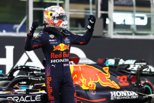 Verstappen supera Hamilton e será pole na decisão do título da Fórmula 1