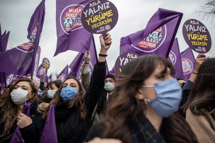 Turquia deixa pacto contra violência de gênero e mulheres vão às ruas em protesto