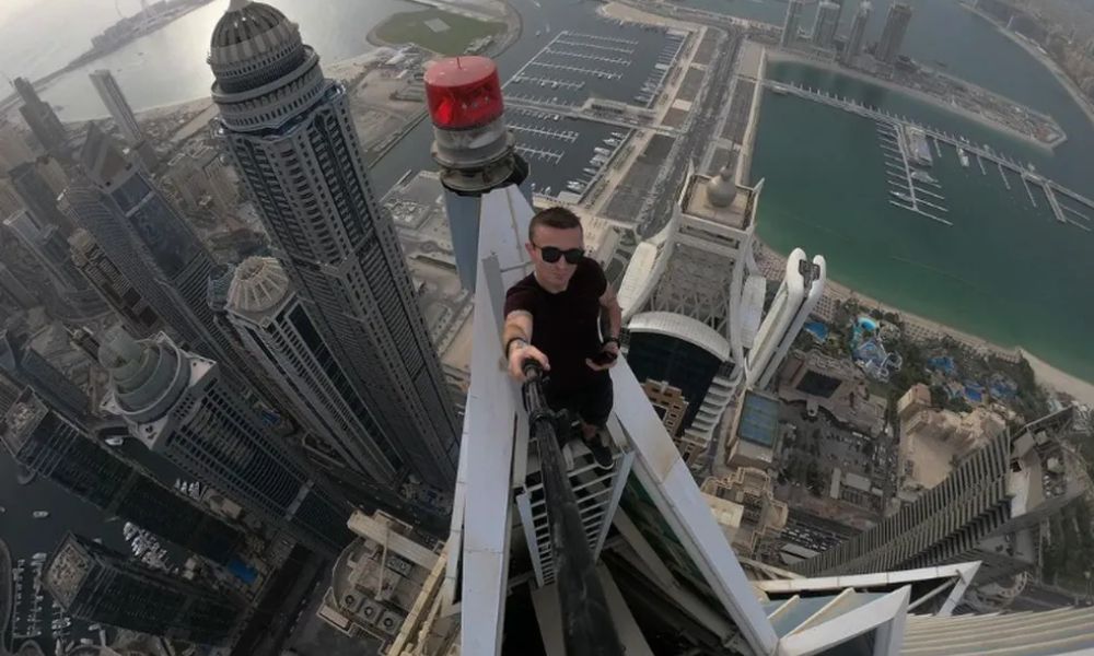 Francês conhecido por escalar prédios ao redor do mundo morre ao cair do 68º andar em Hong Kong