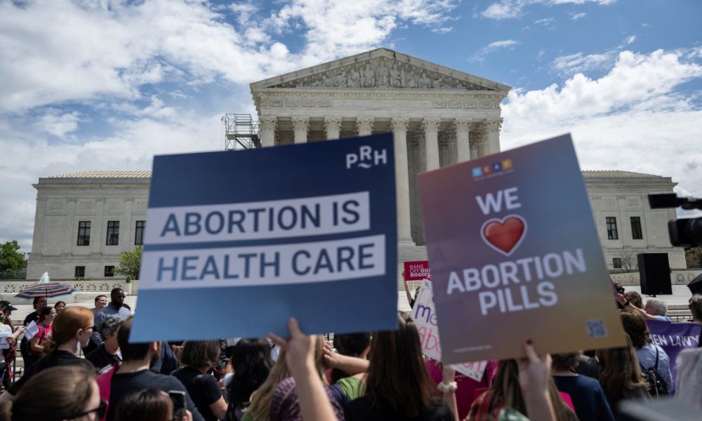 Suprema Corte dos EUA analisa futuro da pílula abortiva no país e decidirá se acesso deve ser restrito