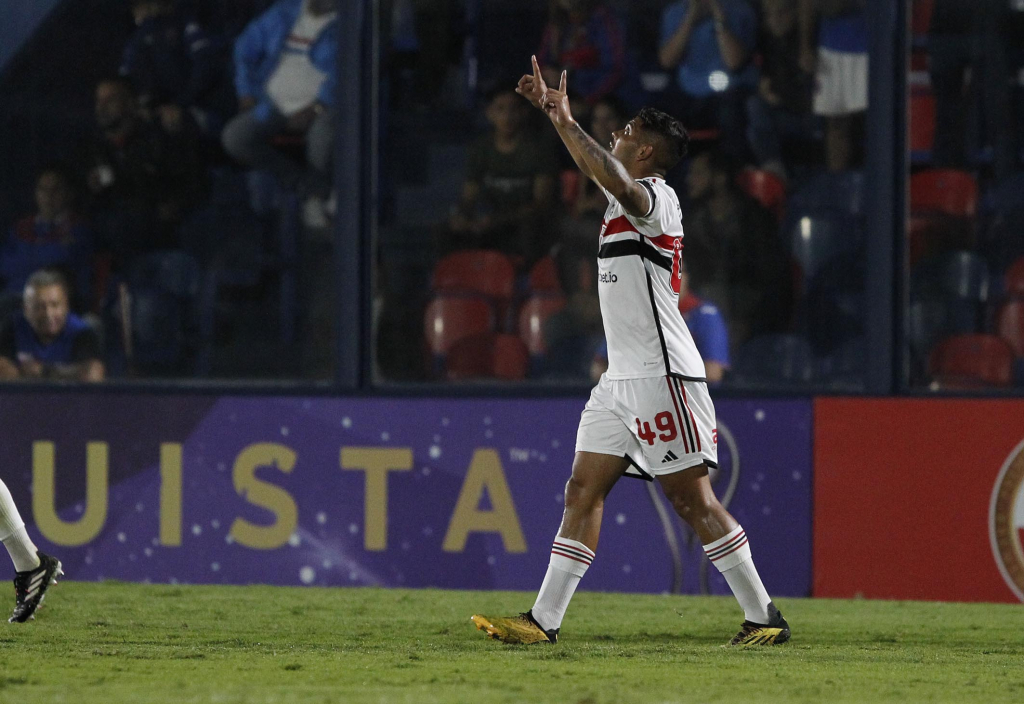 Com gols de Erison, São Paulo bate o Tigre em estreia na Sul-Americana