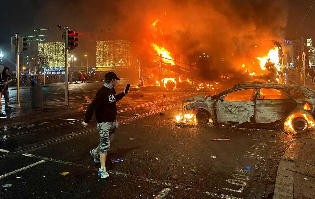 Manifestantes de extrema-direita incendeiam carros e causam tumulto na Irlanda após ataque com faca