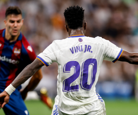 Vinícius Junior marca seu primeiro hat-trick no Real Madrid em goleada contra o Levante