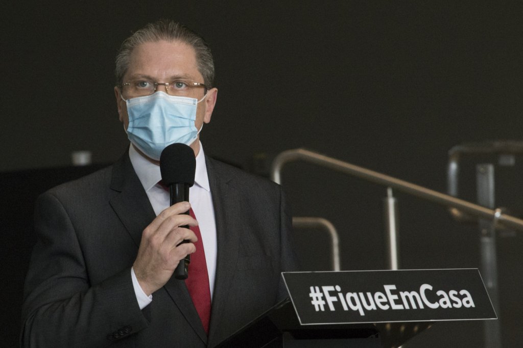 ‘Pandemia não acabou, mas tem apresentação muito mais tênue’, afirma secretário de Saúde de SP