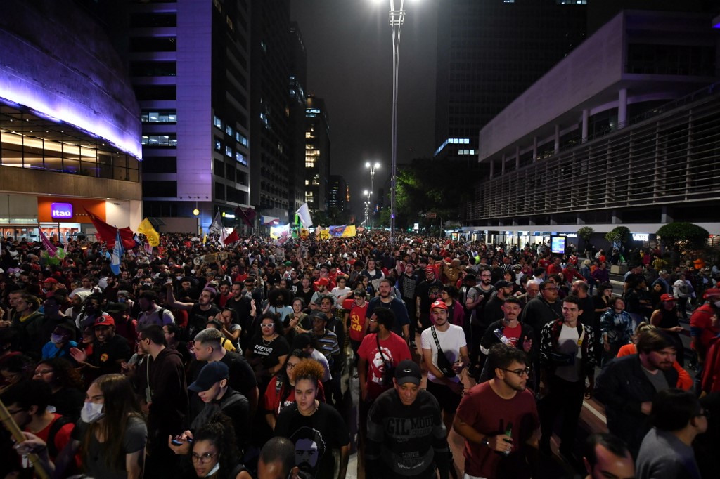 Após invasões em Brasília, manifestantes fazem ato na Av. Paulista
