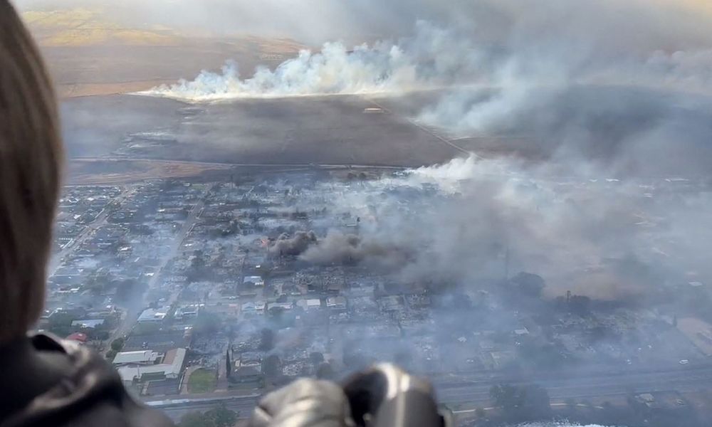 Incêndios reduzem cidade histórica a cinzas no Havaí e moradores fogem pelo mar; ao menos 36 já morreram