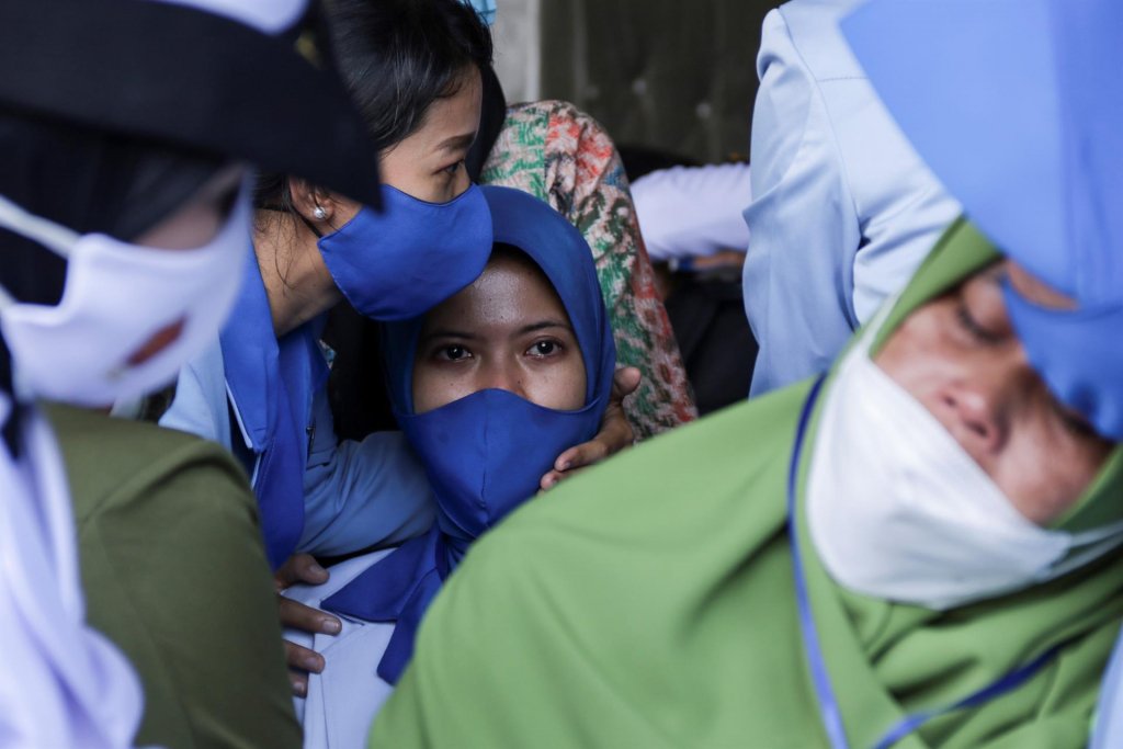 Funcionários de laboratório na Indonésia são presos por reutilizar cotonetes em testes de Covid-19