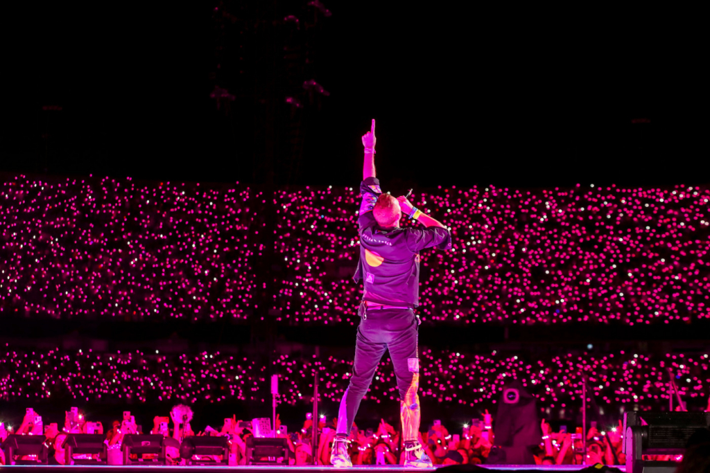 Chris Martin faz apelo para fãs devolverem pulseiras de LED nos shows do Coldplay: ‘São muito caras’