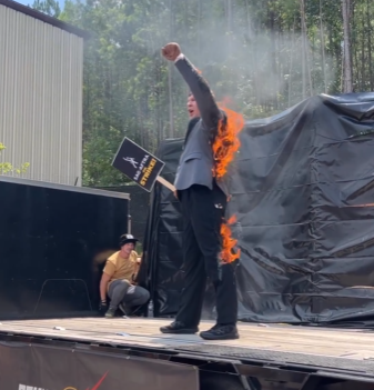 Dublê de Harrison Ford ateia fogo em si mesmo durante protesto de atores; assista