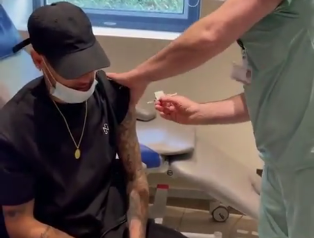 Neymar recebe a primeira dose da vacina contra a Covid-19: ‘Que felicidade’