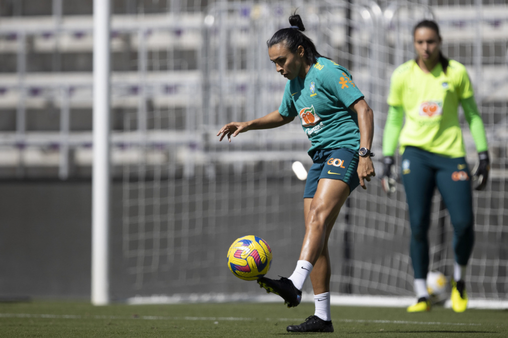 Com volta de Marta, seleção feminina estreia em torneio preparatório para a Copa