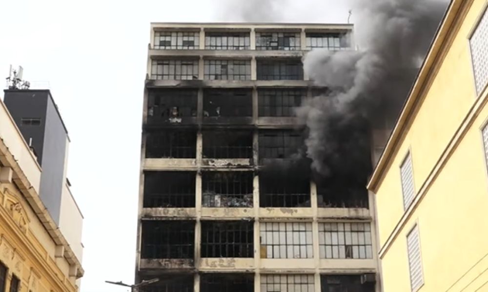 Rua 25 de Março é fechada em SP; prédio que pegou fogo corre risco de queda