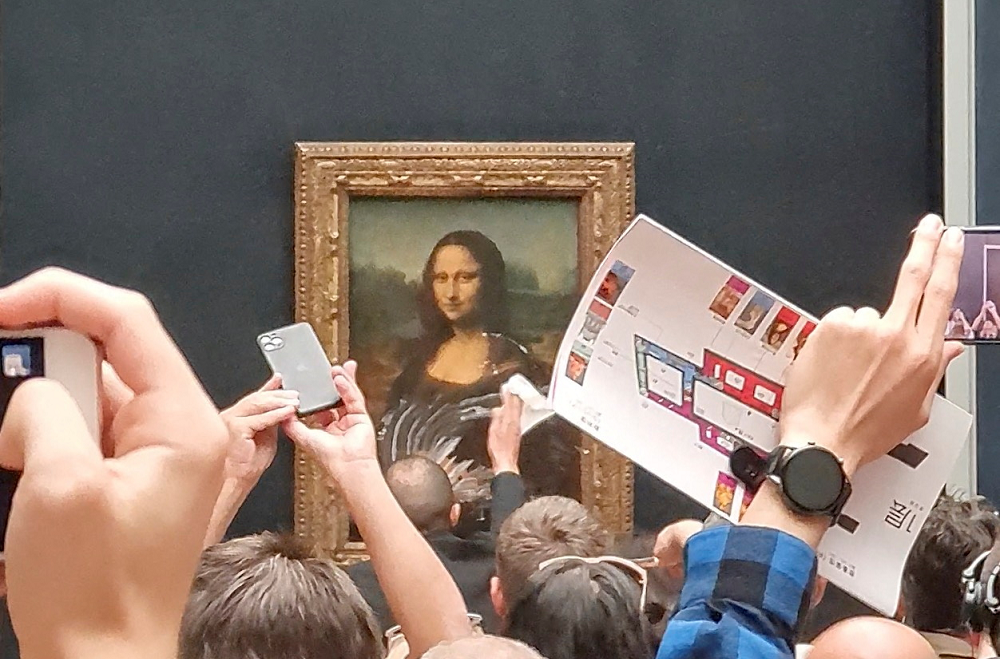 Veja outras vezes em que o quadro da Monalisa foi atacado no Louvre