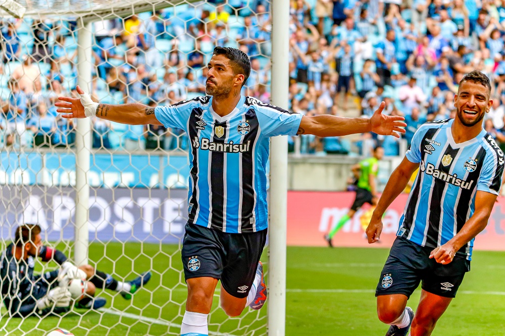 Suárez brilha em vitória do Grêmio e chega a sete gols em cinco jogos; assista