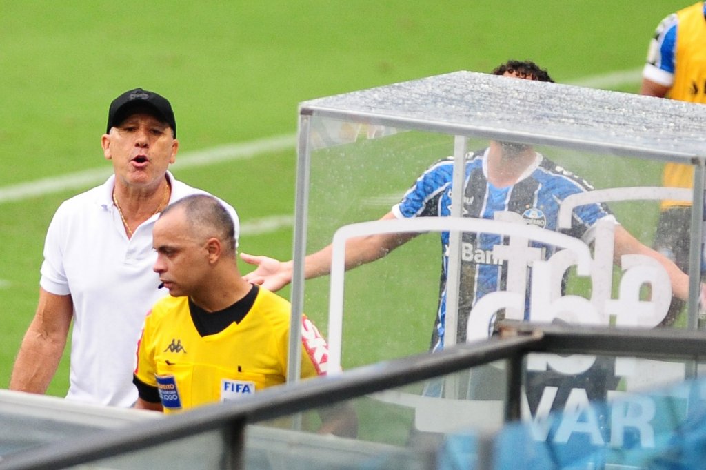 ‘Cada jogo tem uma regra?’, dispara Renato Gaúcho após empate com Santos