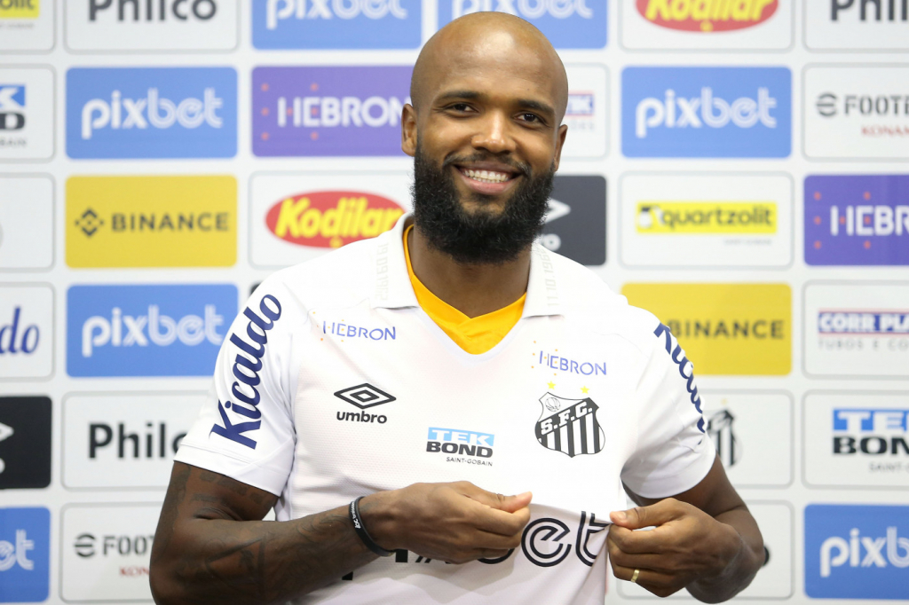 Reforço do Santos explica escolha por camisa 24: ‘Preconceito é ultrapassado’