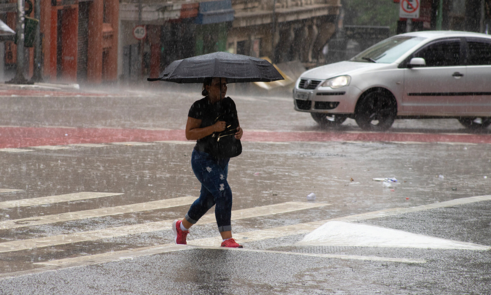 Chuva provoca estragos, alagamentos e deslizamento de terra no Estado de São Paulo e deixa uma pessoa morta