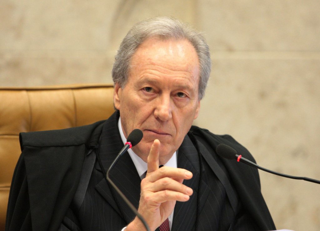 Lewandowski envia à PGR pedido de investigação de Bolsonaro por fala sobre funcionários da  Anvisa