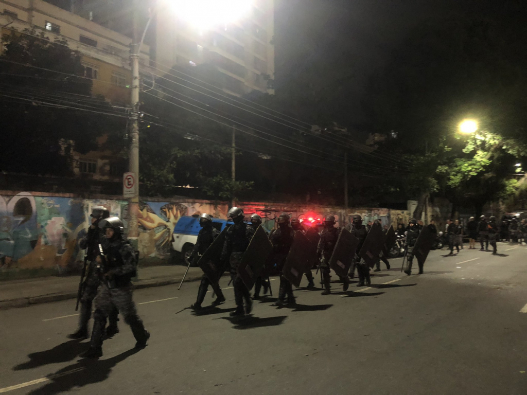 Torcida do Corinthians tenta invadir Maracanã pelo portão de imprensa; 14 são presos