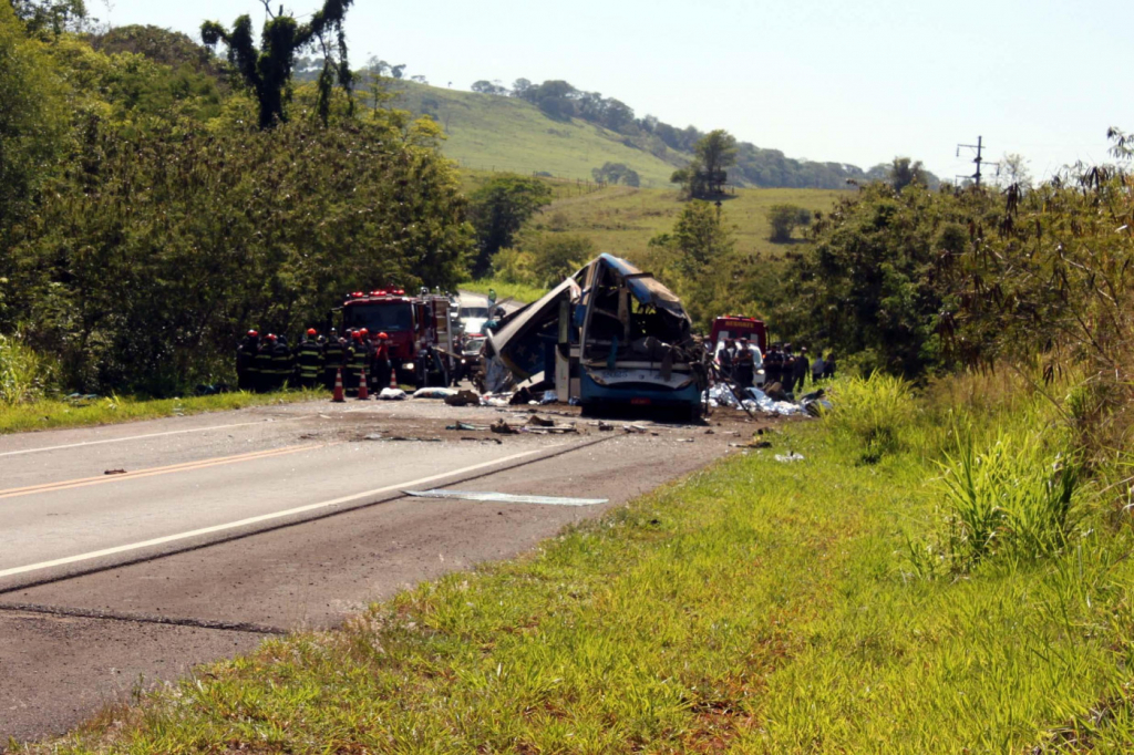 ‘Todos os corpos já foram retirados das ferragens’, diz capitão que atuou no acidente entre ônibus e caminhão