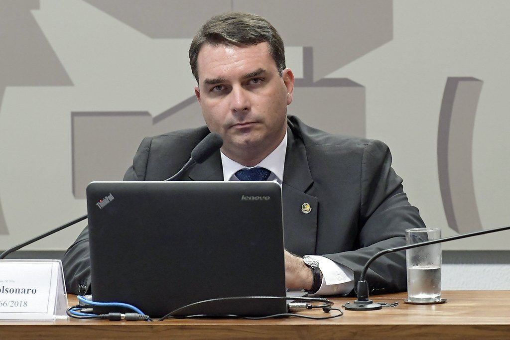 Flávio Bolsonaro diz que mudança na política de preços da Petrobras irá ‘desabastecer’ o Brasil