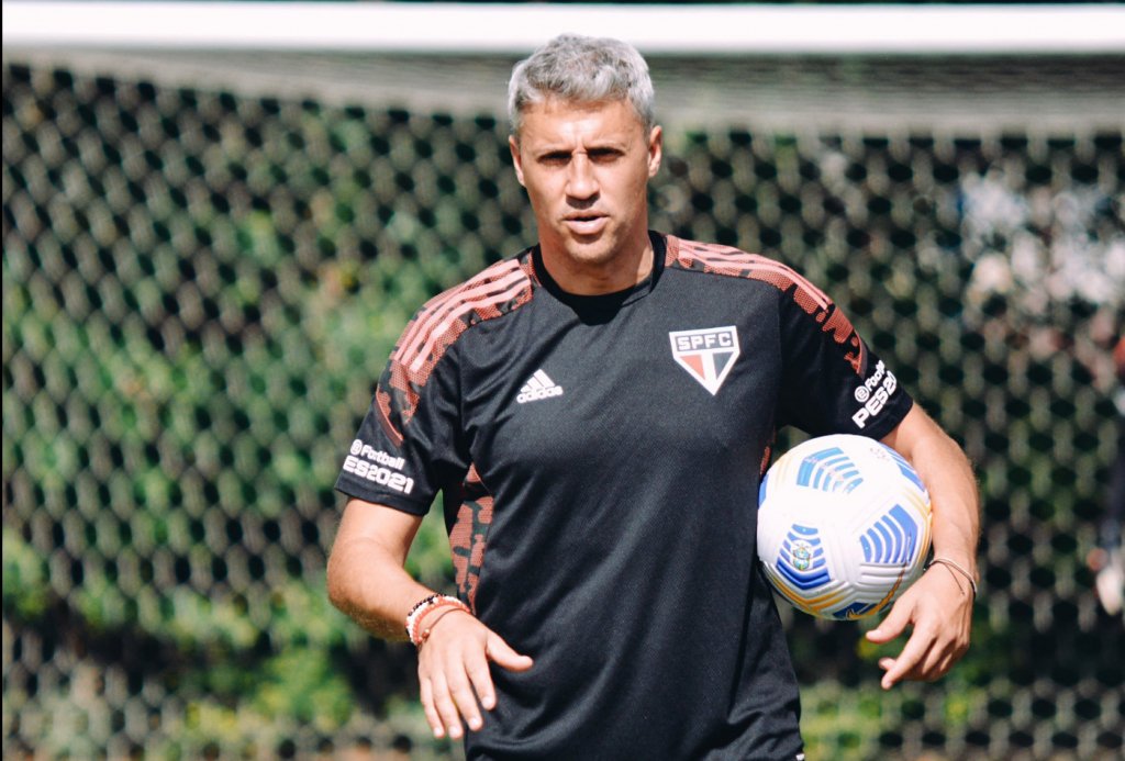 Afastado, Hernán Crespo não vai comandar o São Paulo na partida contra o Atlético-GO
