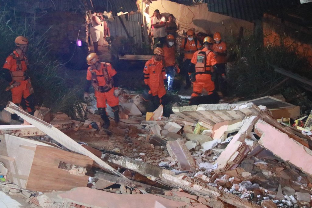 Prédio de quatro andares desaba no Morro do Salgueiro, no Rio de Janeiro; uma pessoa morre