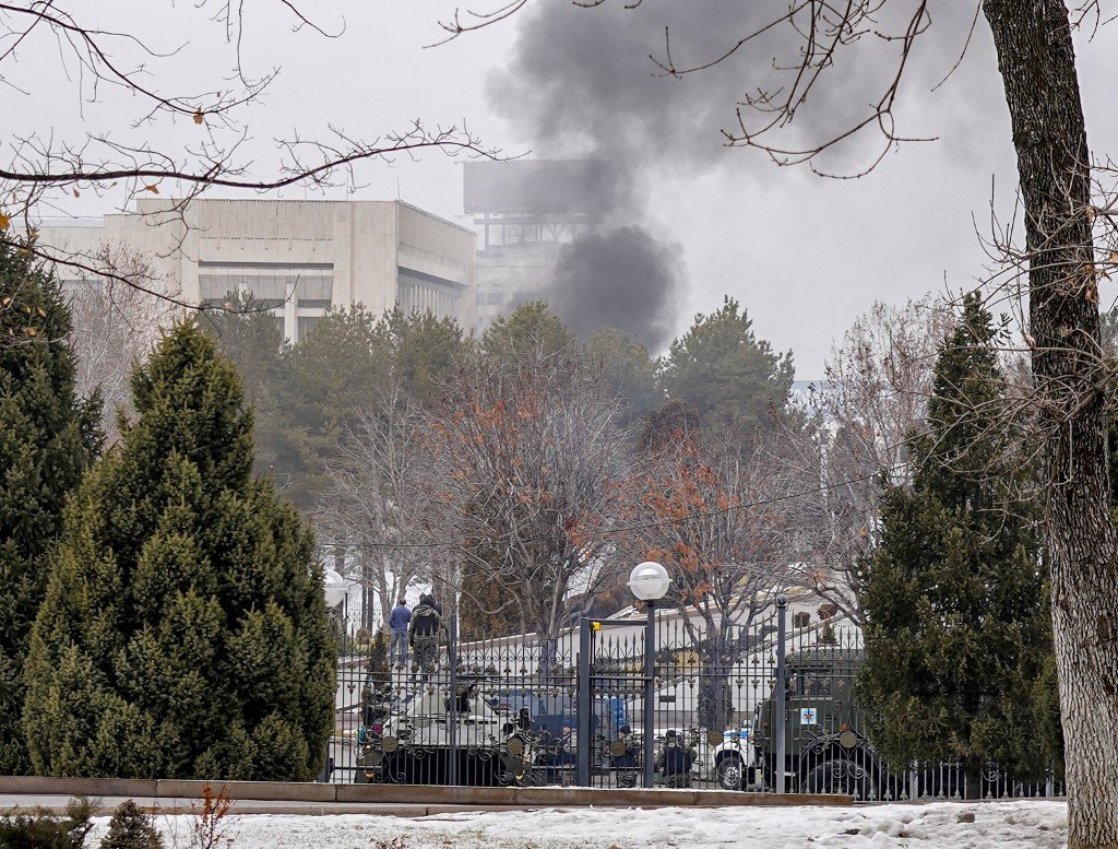 Cazaquistão declara estado de emergência após prédios públicos serem invadidos e incendiados em protestos