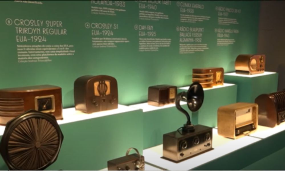 Exposição em São Paulo celebra a história do rádio e suas primeiras cantoras no Brasil