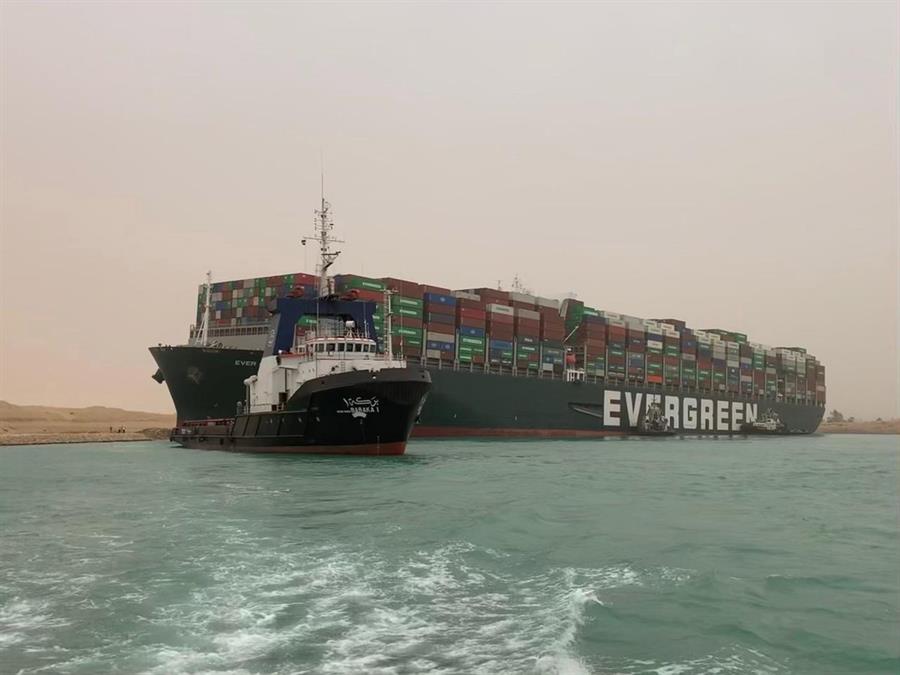 Navio de 220 mil toneladas encalha e ‘congestiona’ Canal de Suez, no Egito